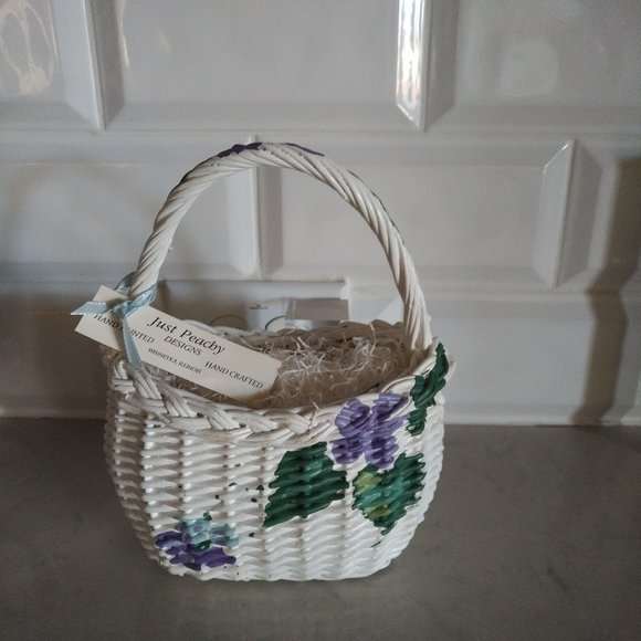 NEW WHITE WICKER BASKET WITH HANDLE AND HAND-PAINED PERIWINKLE & PURPLE FLOWERS - Picture 3 of 8
